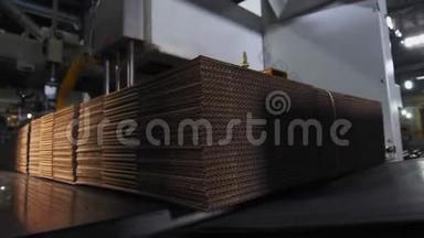 用输送机在工厂用压力机运输的折叠纸板